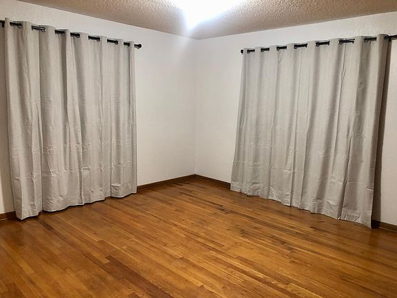 2nd bedroom (very large)