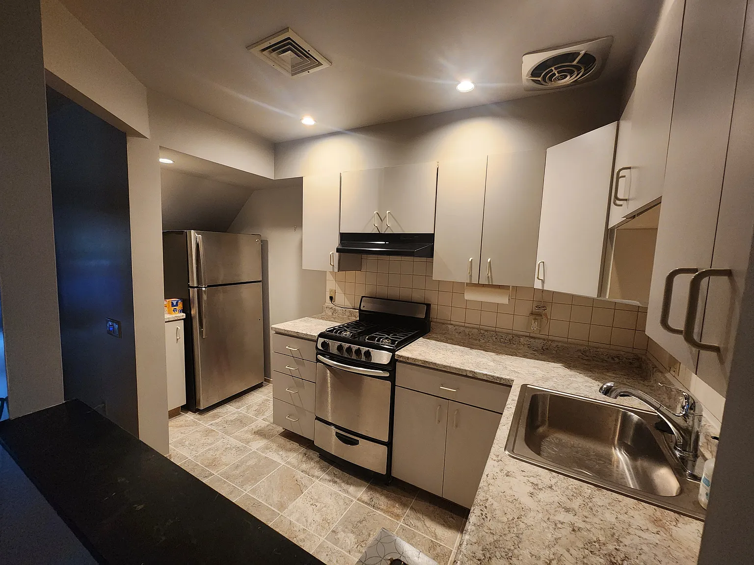 2 bed, 2.5 bath, 2600 sqft, $1,700 — Photo 4