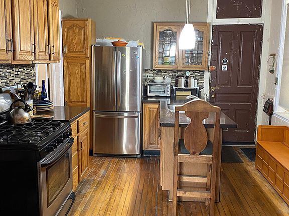 2nd image of 1044 N Wood St #1R