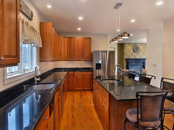 3rd image of 10 Palis Dr
