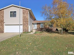 17532 Lake Knolls Rd, Pekin, IL 61554