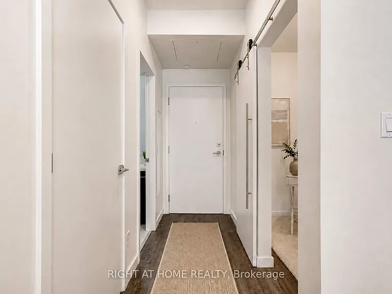 690 King St W #411 — Photo 8