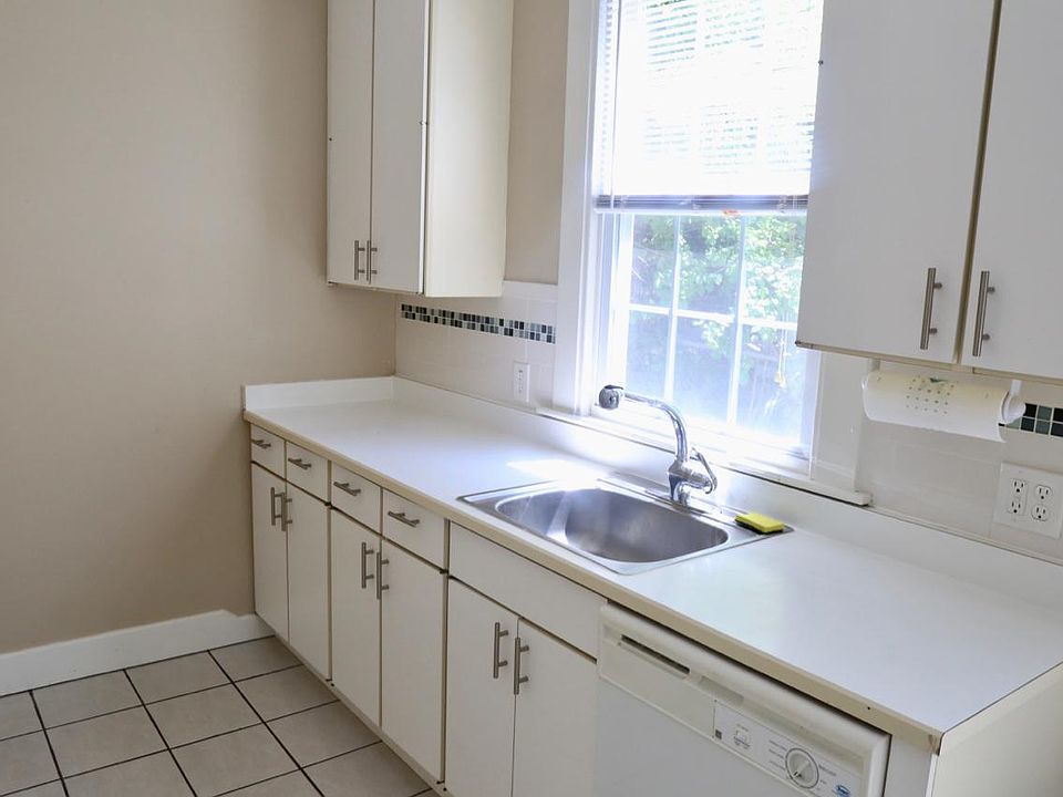 Bright Clean kitchen with a dishwasher