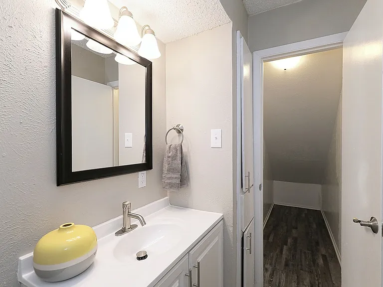B2 - 2BD, 2BA - 1201SF - Downstairs Bathroom