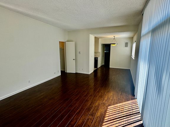 5th image of 1337 N Gardner St #10F