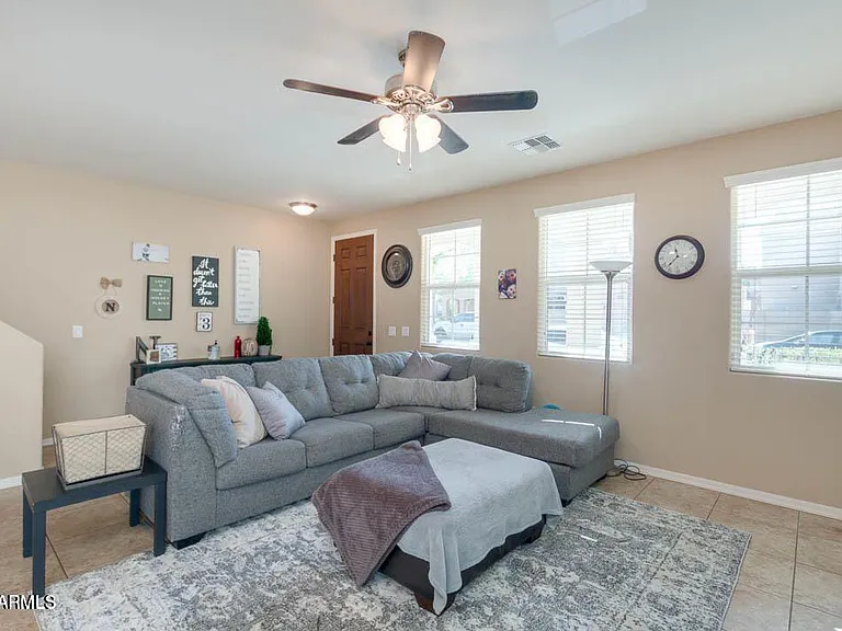4050 E Oakland St — Photo 4