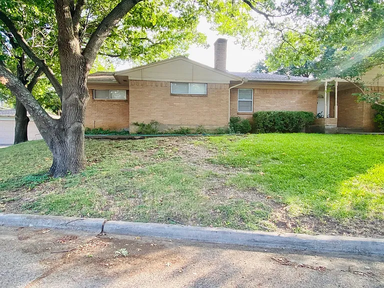 7404 Walling Ln — Photo 2