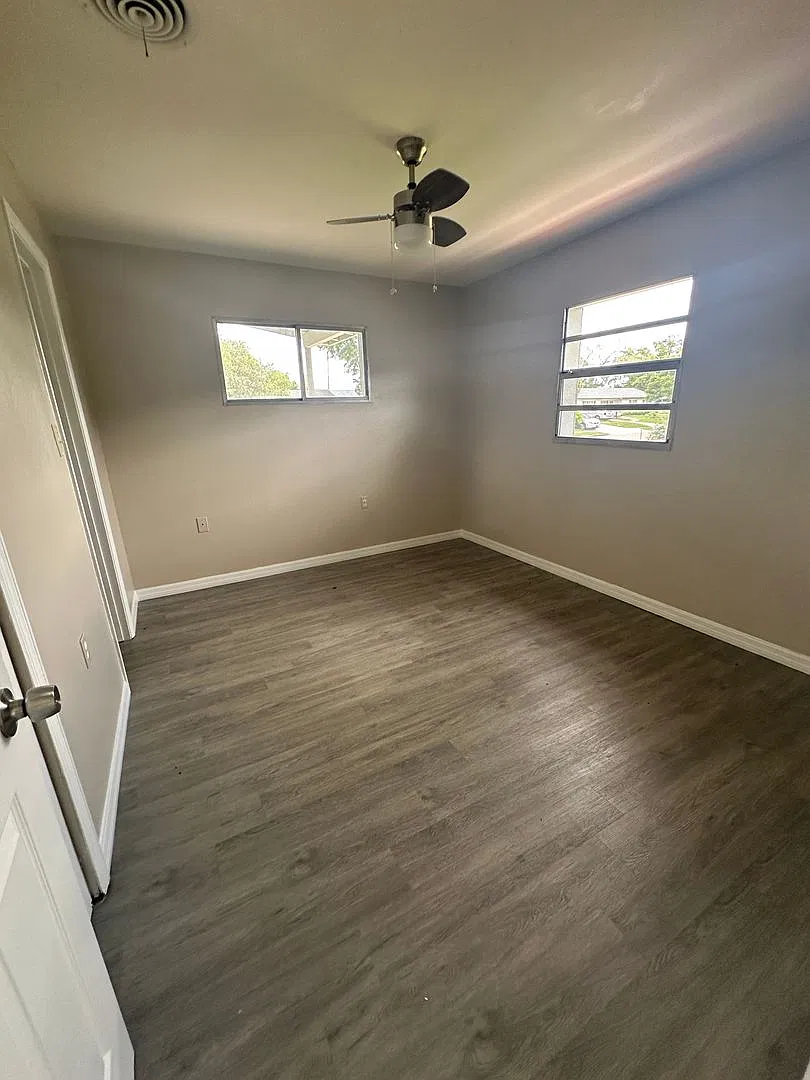 3 bedroom home with fenced yard — Photo 4