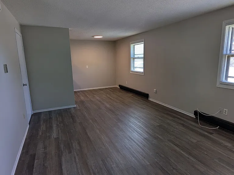809 Kerns Dr NE — Photo 2