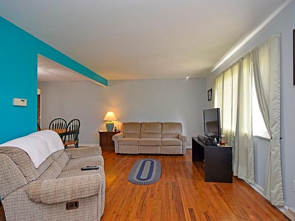 3rd image of 688 Hillview Dr