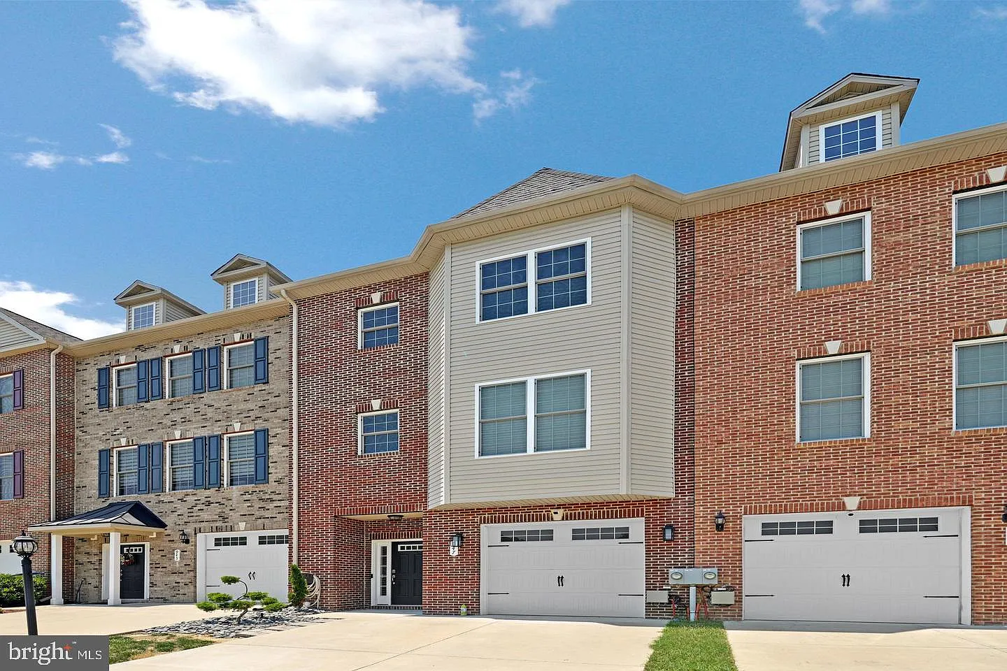 3 bed, 3.5 bath, 2234 sqft, $3,250 — Photo 1