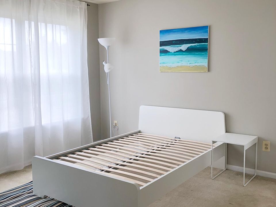 Private bedroom semi-furnished