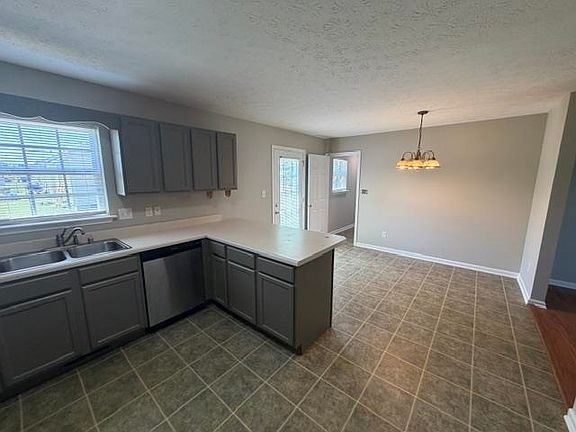 4th image of 309 Red Maple St