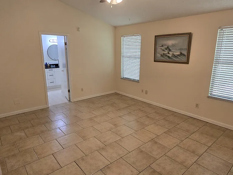 176 N Roscoe Blvd — Photo 14