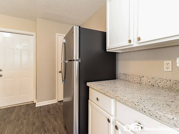 5th image of 838 N Oak Dr