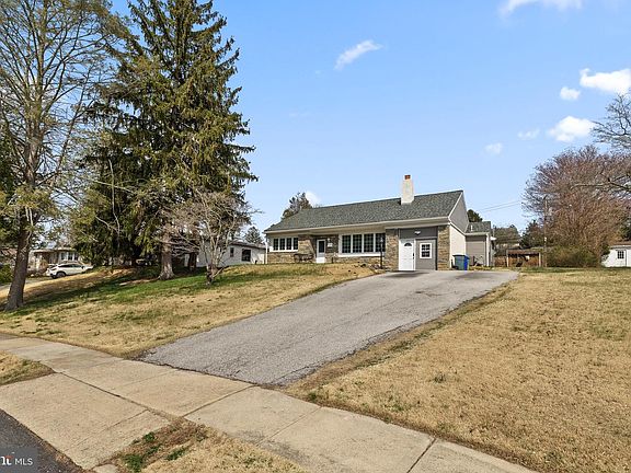 4th image of 711 Hedgerow Dr