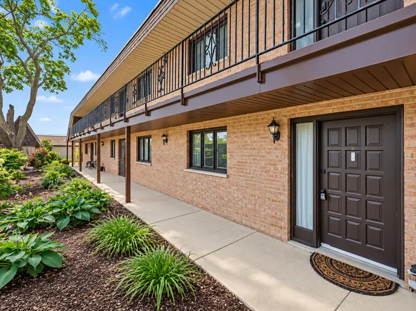 520 E Main St APT 1C, Barrington, IL 60010