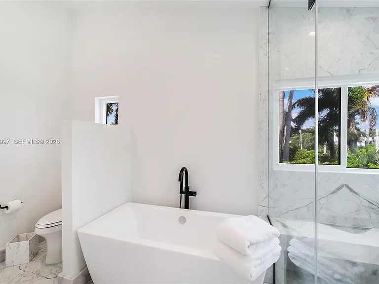 1316 N Venetian Way — Photo 49