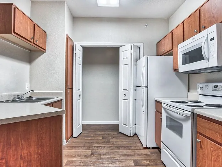 At Vance Jackson, we have all you need to feel right at home. Located in beautiful San Antonio, our prime location is near many restaurants, retail, and much more.