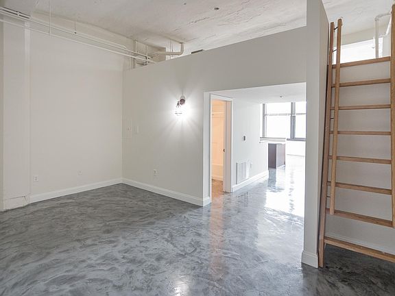 402 - Studio