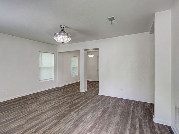 2nd image of 1738 Oak Hill Cir