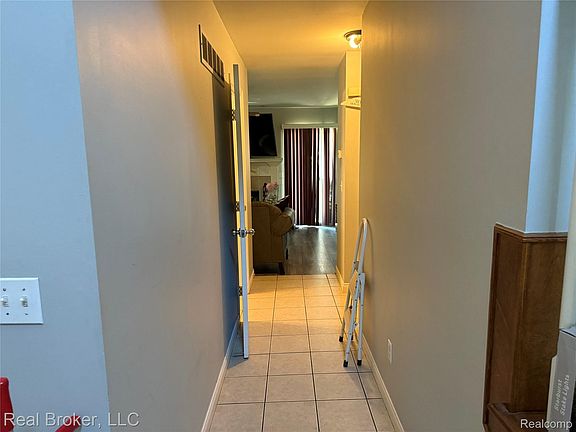 5th image of 42575 Walnut St