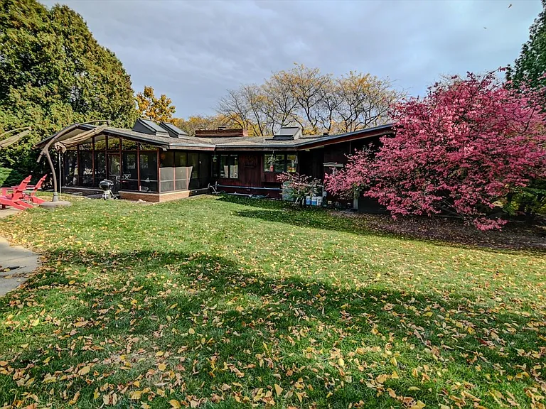 4746 Lafayette Dr — Photo 3