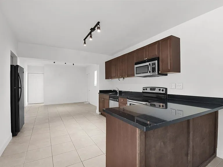 1116 S 17th Ave — Photo 3
