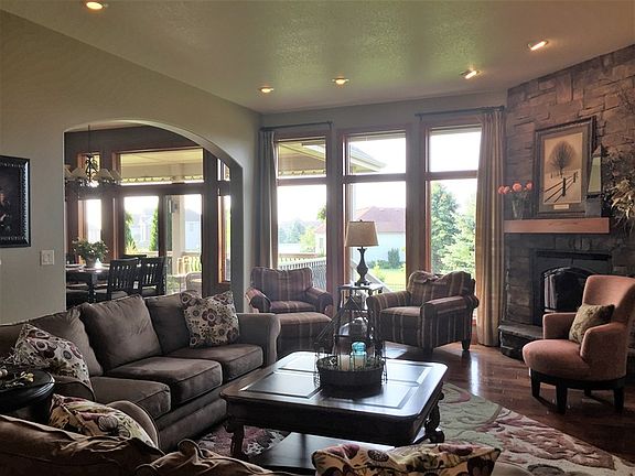 4th image of 615 Applewood Dr