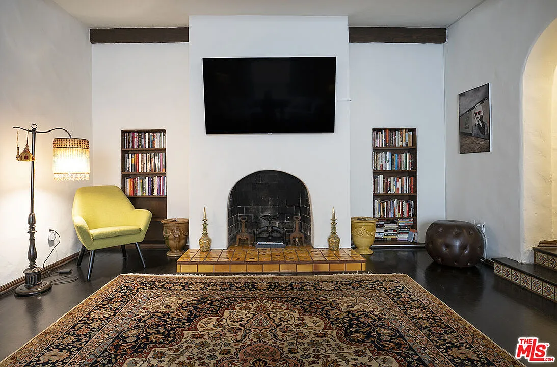 3 bed, 2.0 bath, 2400 sqft, $6,900 — Photo 3