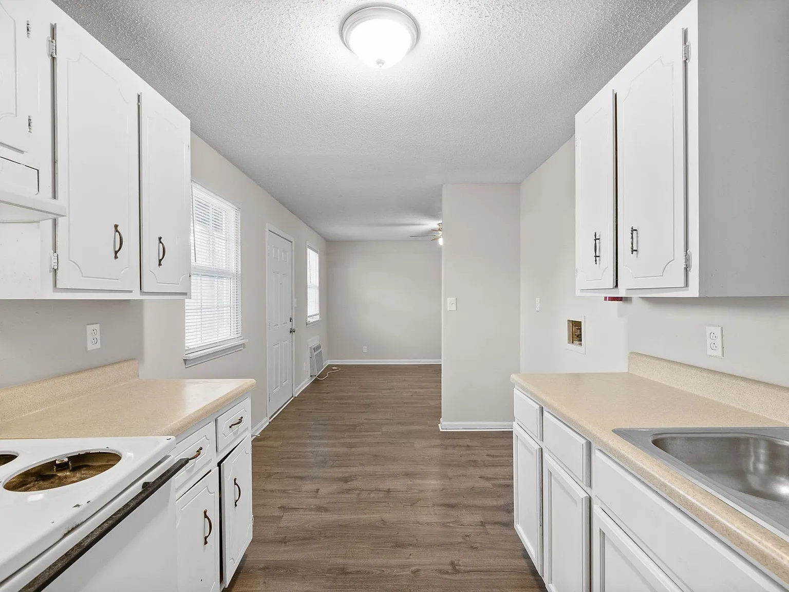 2 Bedroom Pet Friendly Apartment For Rent Near APSU! — Photo 1