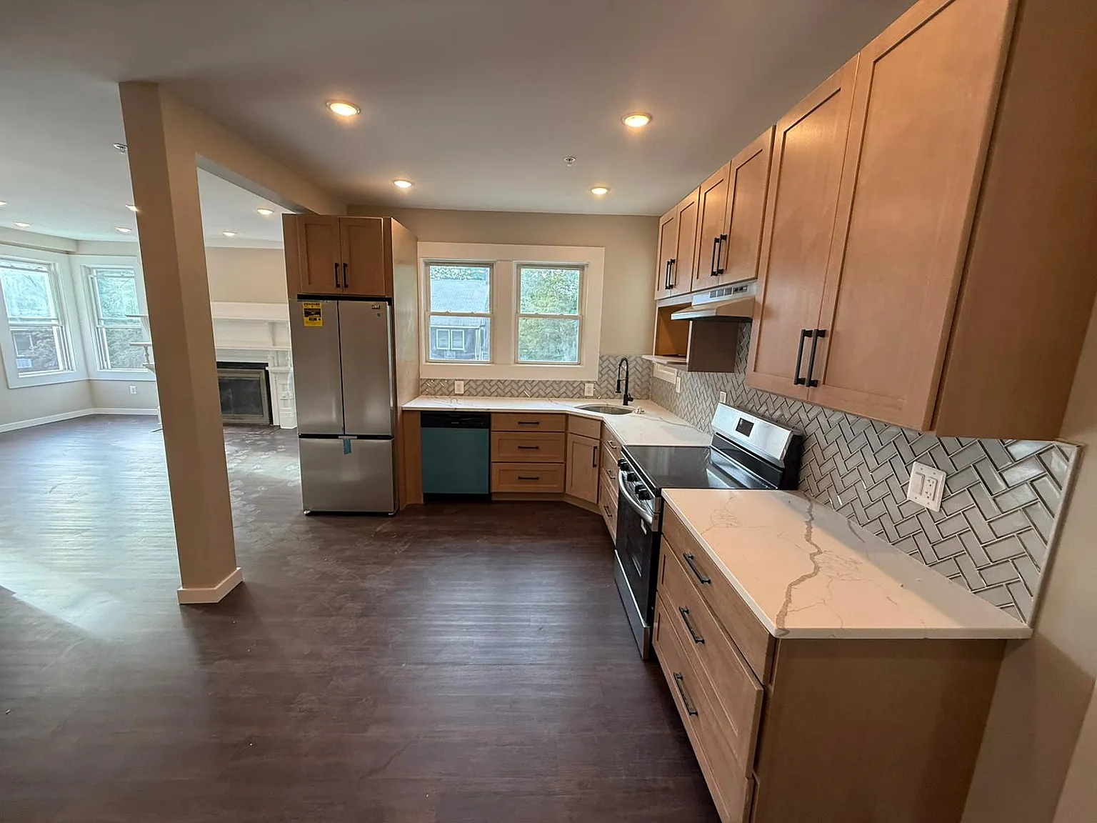 3 bed, 1200 sqft, $2,950 — Photo 2