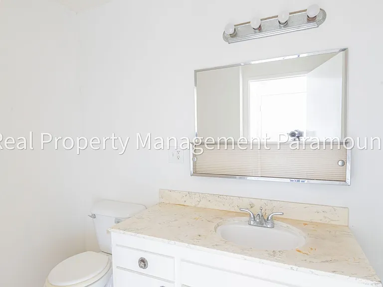 540 W Queen Street — Photo 29