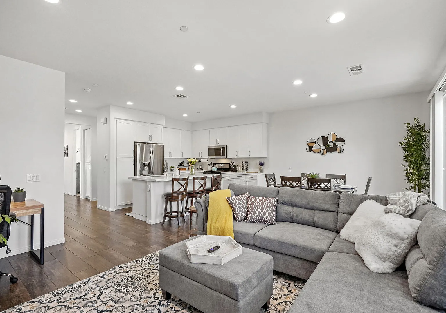 Modern pet-friendly family home in serene gated community, EV charger — Photo 4