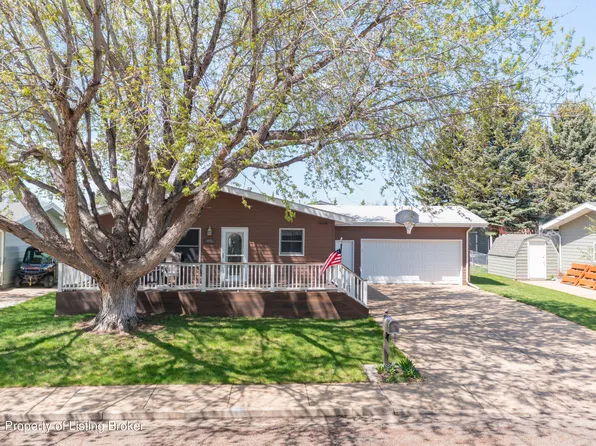 945 Senior Ave, Dickinson, ND 58601