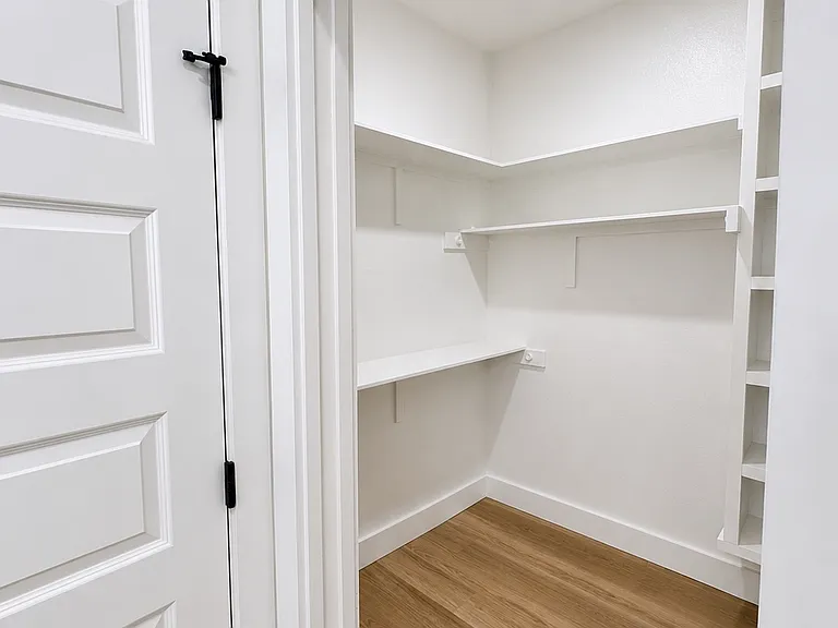 610 N Van Buren St — Photo 12