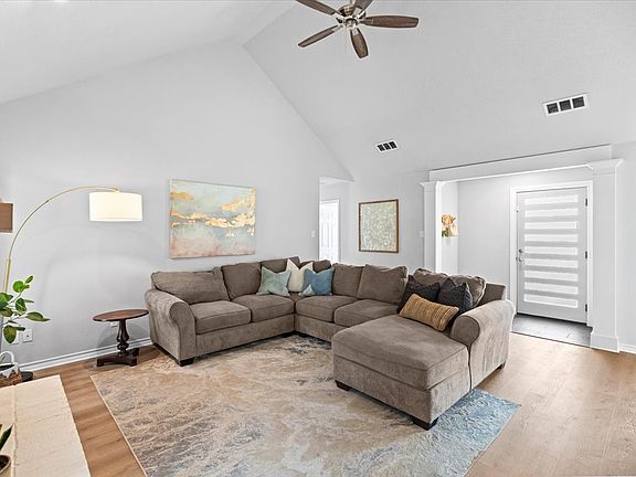 5th image of 1513 Knob Hill Dr
