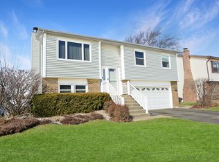 171 Greenway Trl, Carol Stream, IL 60188