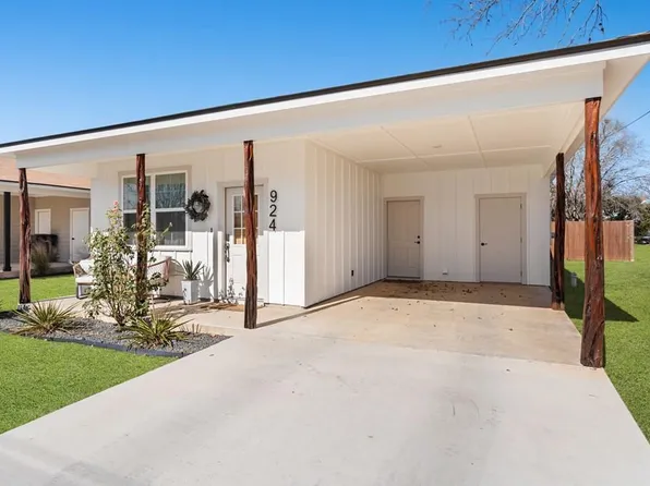 924 Apple St, Fredericksburg, TX 78624