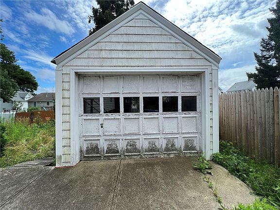 4th image of 35 Rosemont Ave