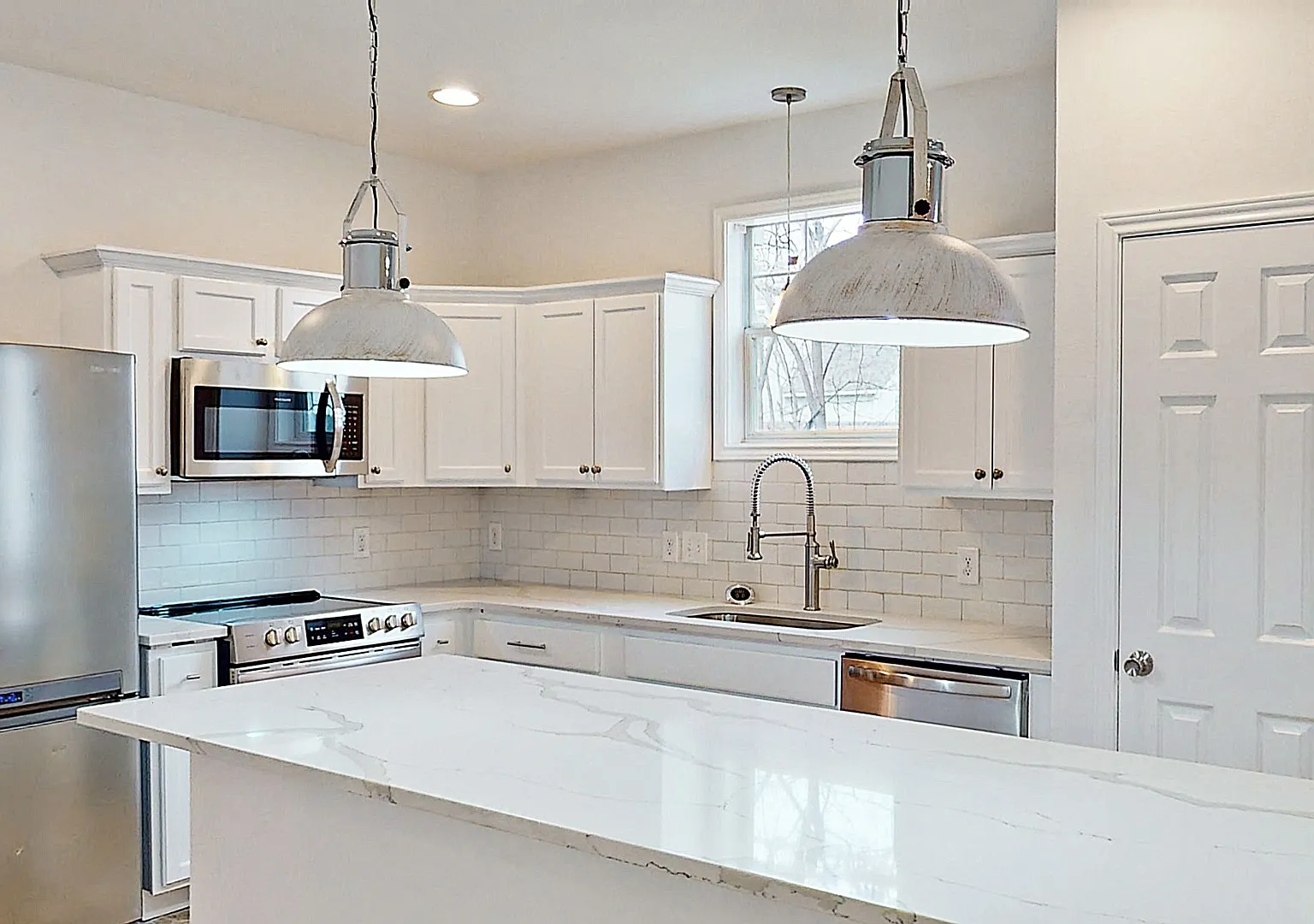 One Block to A&M! Kyle Field walking distance! Newly remodeled, all appliances, 5 bd/4 bth across... — Photo 2
