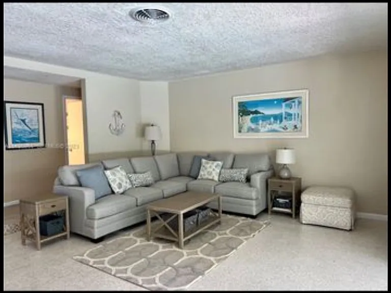 1241 Manor Dr — Photo 6