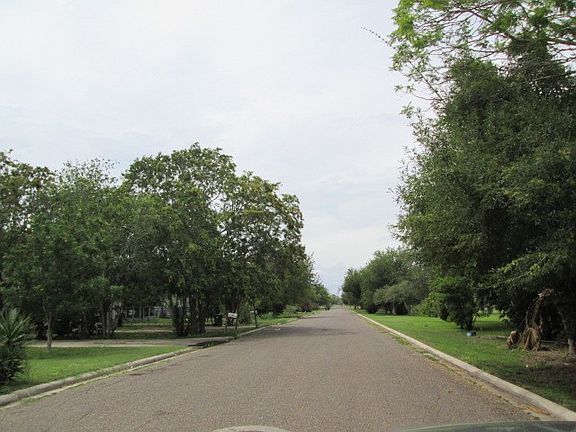 3rd image of 812 Country Club Dr