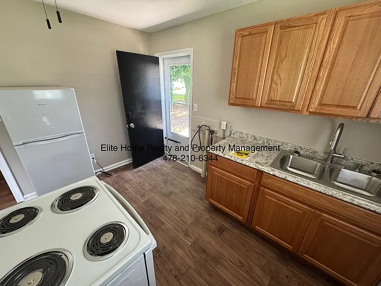 1073 Haywood Rd — Photo 7