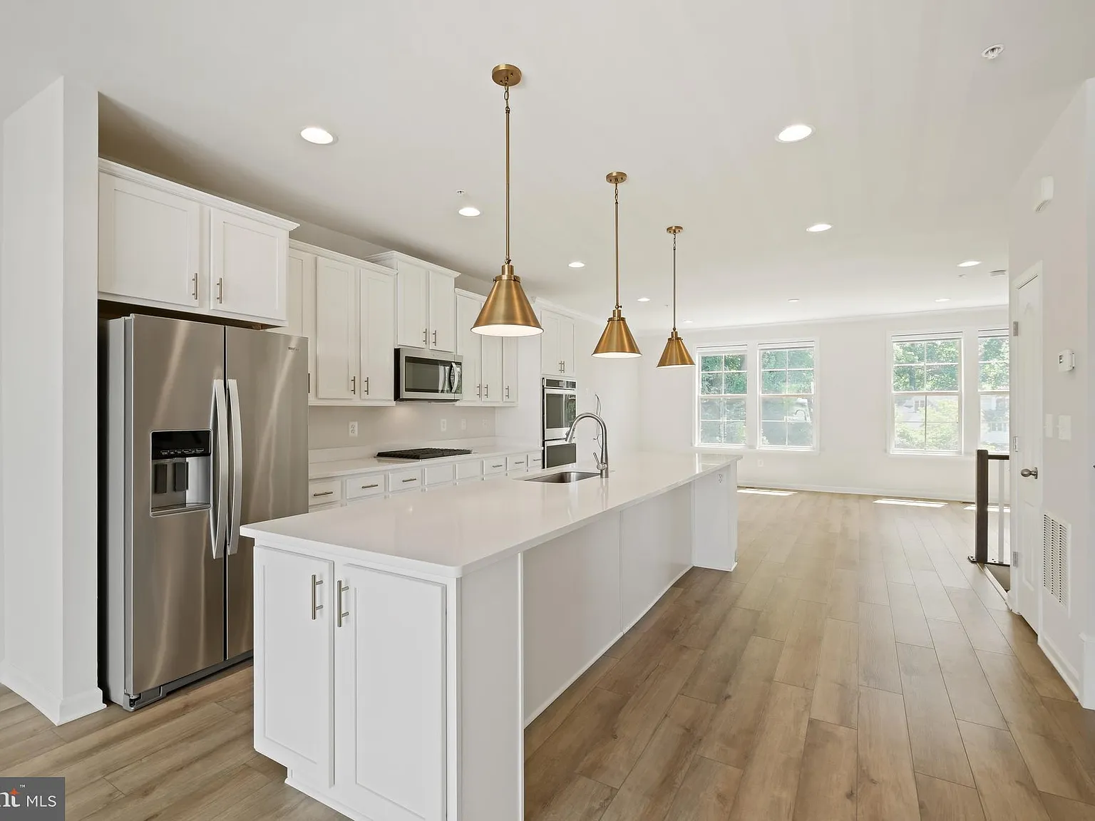 3 bed, 4.0 bath, 2376 sqft, $3,500 — Photo 3