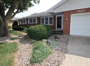 1920 W Clarewood Ave, Peoria, IL 61614