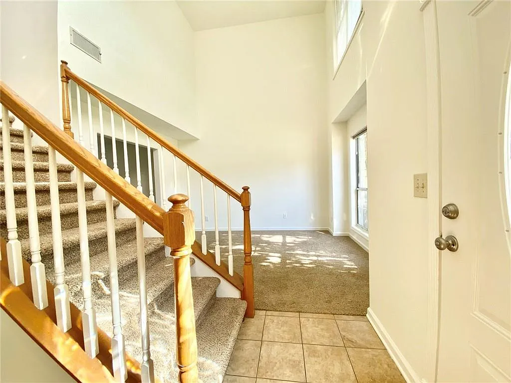 3 bed, 2.5 bath, 2455 sqft, $2,600 — Photo 4