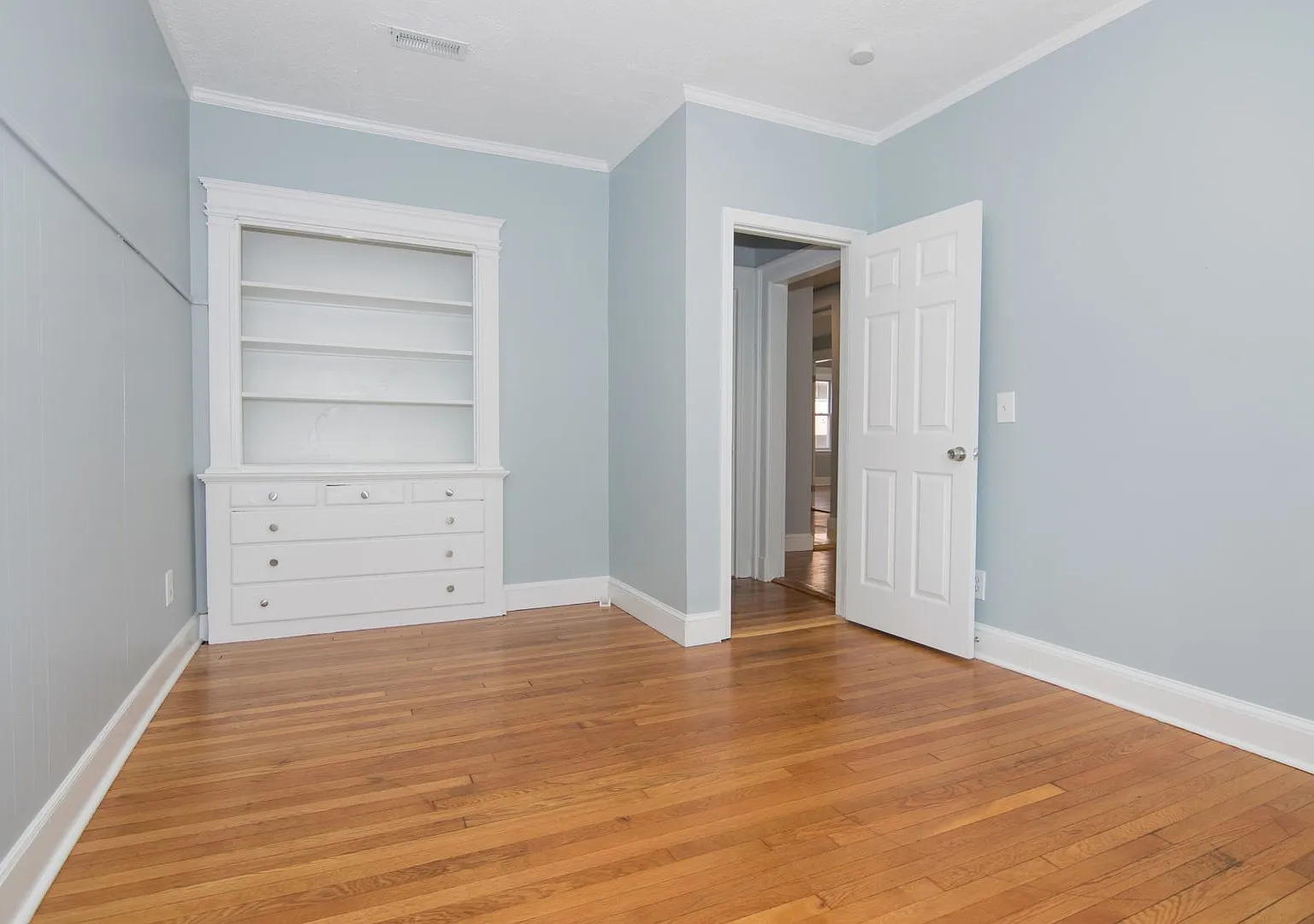 Large 4 bed in Allston — Photo 3