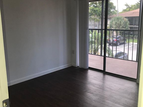 4th image of 819 NE 199th St APT 205
