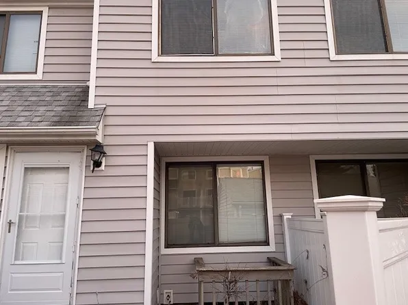 428 Thoreau St, Branford, CT 06405